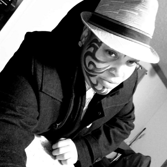 Meet your Posher, Dani🌻 - Picture 2 of 10